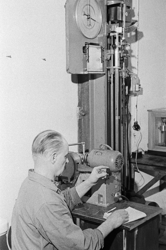 Kohtla-Järve autoremonditehase tööline Manfred Asson laboris.