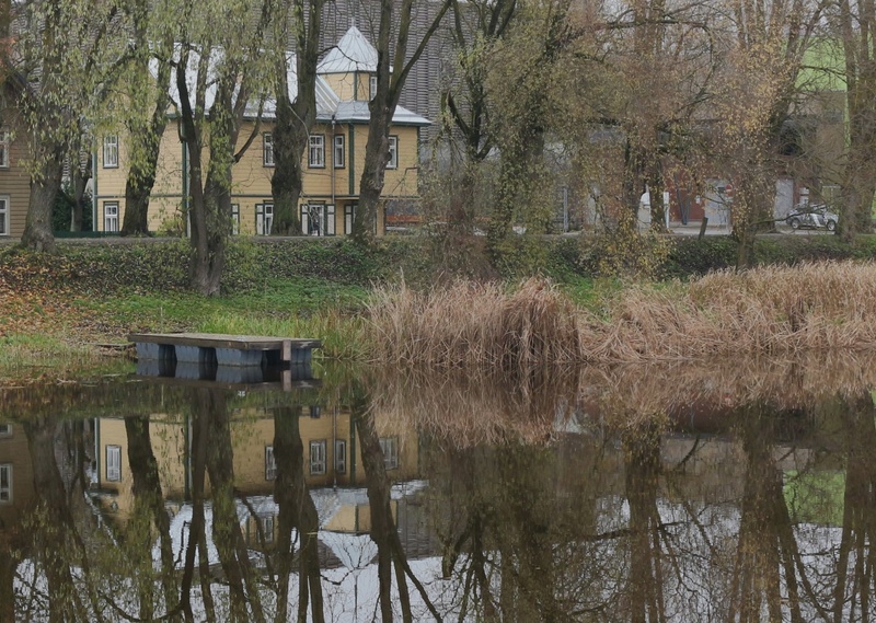 Mootorpaat "Tempo" seismas Emajõel kalda ääres. Paat on ehitatud Tartus. Ehitaja ja omanik oli August Kruuv. Praegune omanik on Hando Kruuv. rephoto