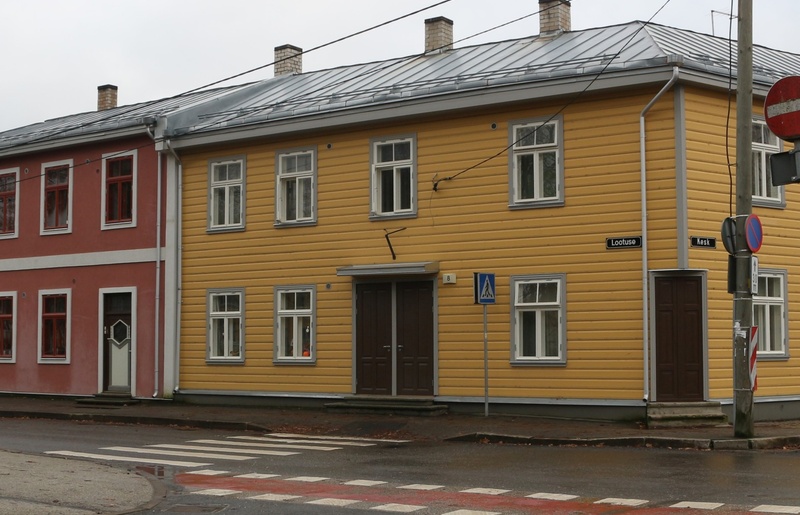 Tubakaäri Lootuse ja Kesk tänava nurgal Tartus. rephoto