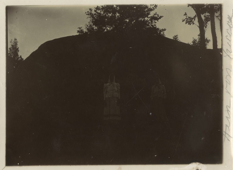 Seltskond suure kivi juures