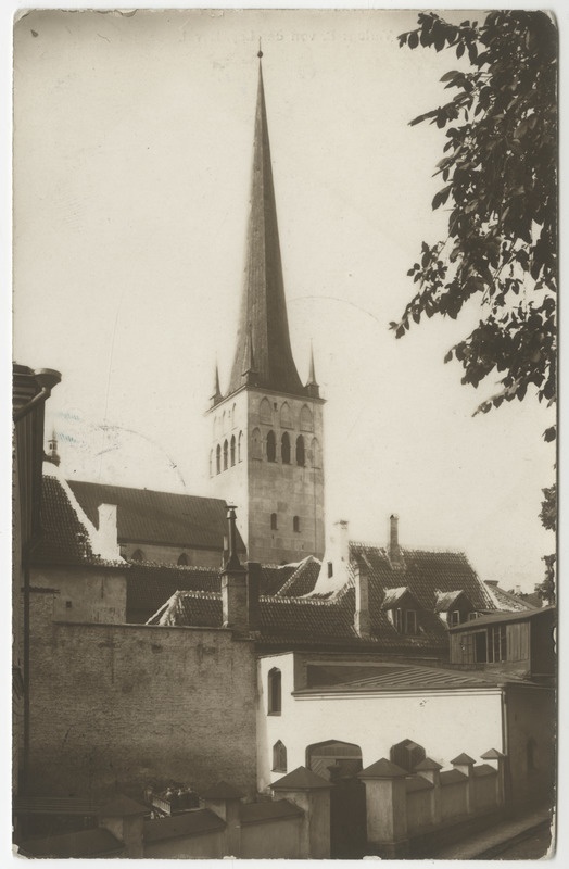 Oleviste kirik majade vahelt paistmas