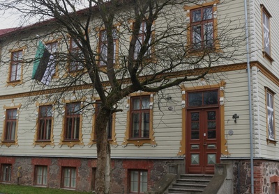 Building Veski (Burdenko) Street 45, where between 1912 and 1916 Professor n. Burdenko lived. rephoto