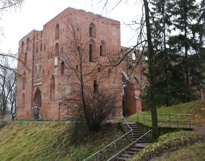 View from the side to the ruins of the Toom Church rephoto