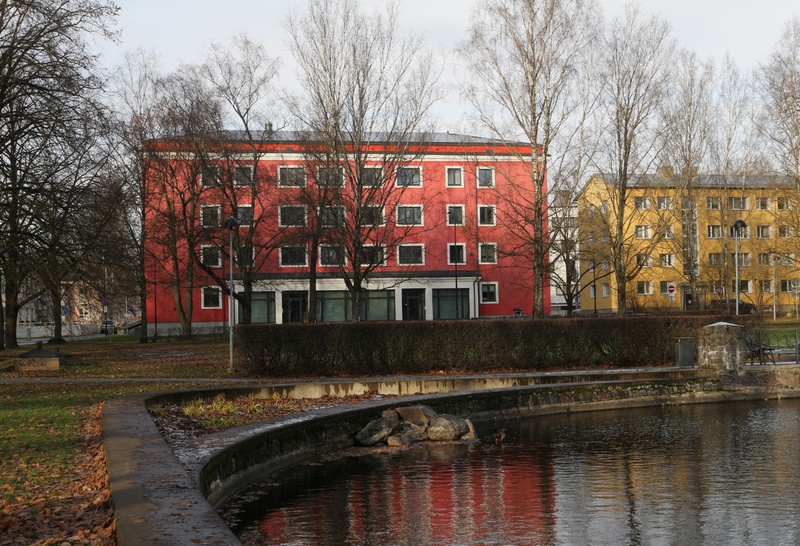 Tiiginurk Theatre "Vanemuise" in the park next to a small house, in the back of Tiigi Street new houses rephoto