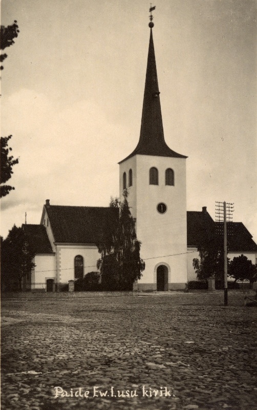 Paide Püha Risti kirik.