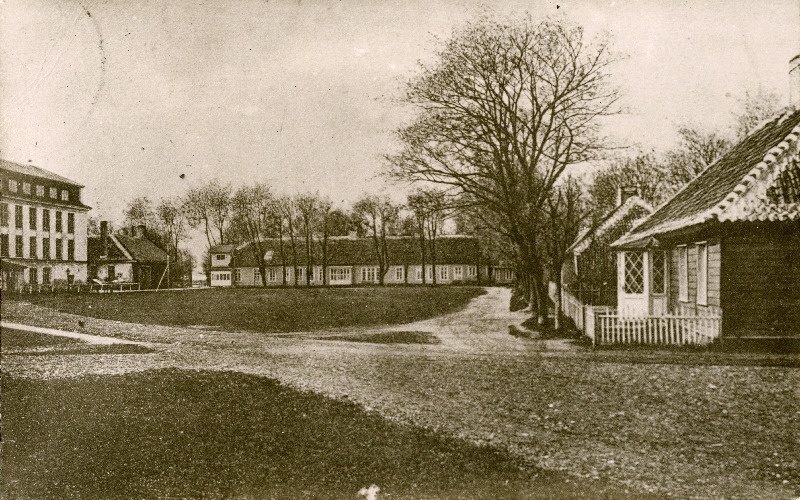 Vaade Kärdla kalevivabriku (vasakul) õuele, keskel vabriku rentniku elumaja, paremal meistrite elumajad.