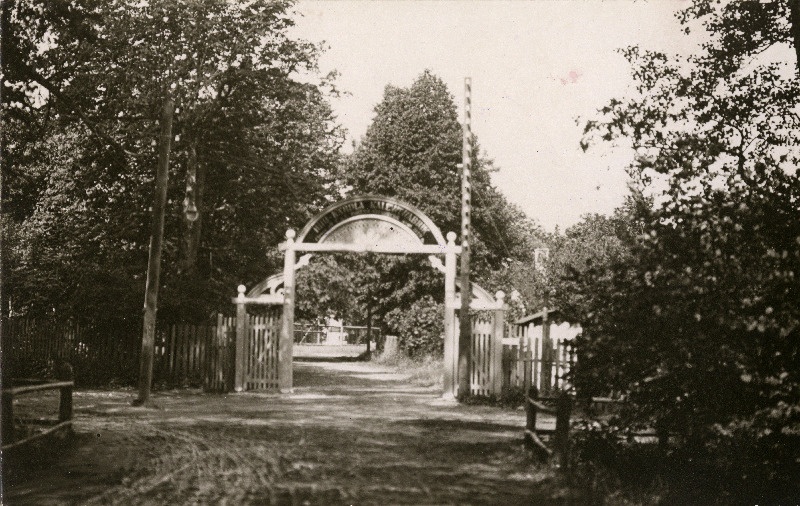 Kärdla kalevivabriku värav.