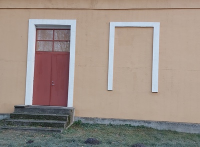 Motiiv ukse, puu ja aknaga rephoto