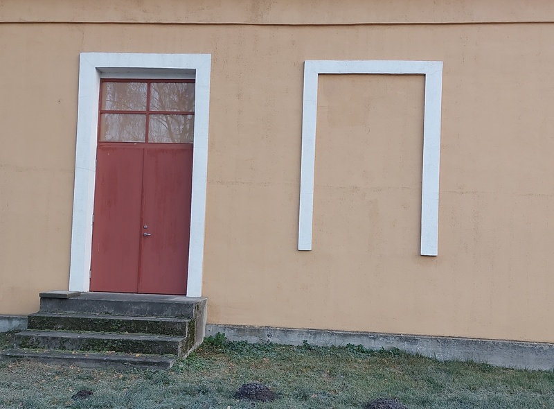 Motiiv ukse, puu ja aknaga rephoto