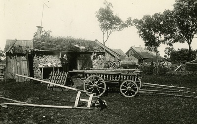 Vanker ja tööriistad talu õuel Osmussaarel, taga suveköök.  duplicate photo