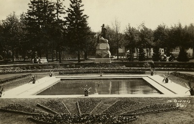 Vaade Lydia Koidula mälestussambale samanimelises pargis.  duplicate photo