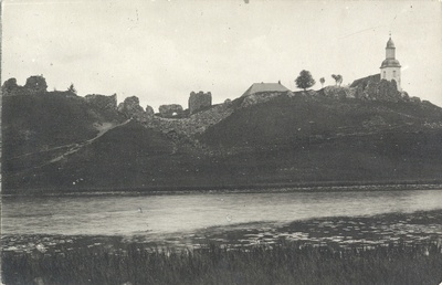 Vaade üle Linnaveski järve Karksi Peetri kirikule ja ordulossi varemetele.  duplicate photo