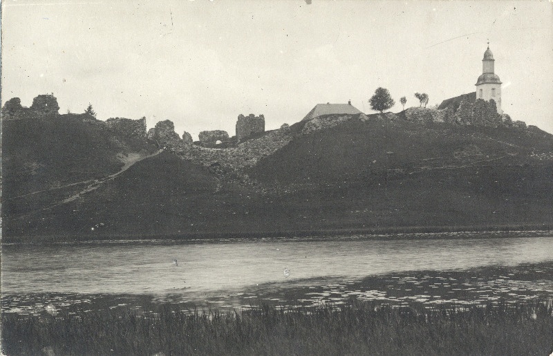 Vaade üle Linnaveski järve Karksi Peetri kirikule ja ordulossi varemetele.