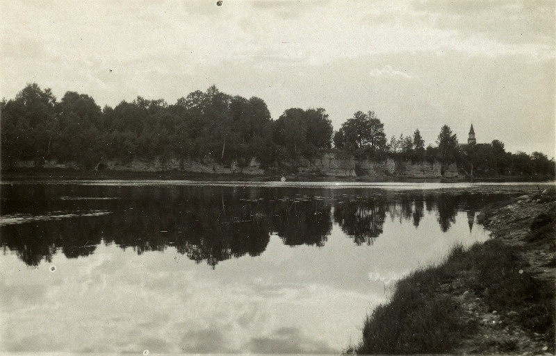 Vaade Tori põrgule Pärnu jõe paremalt kaldalt, taga paremal Tori kiriku torn.
