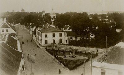 Vaade Kuressaare raekoja tornist Lossi tänavale, paremal Vabadussõjas langenute mälestusmärk.  duplicate photo