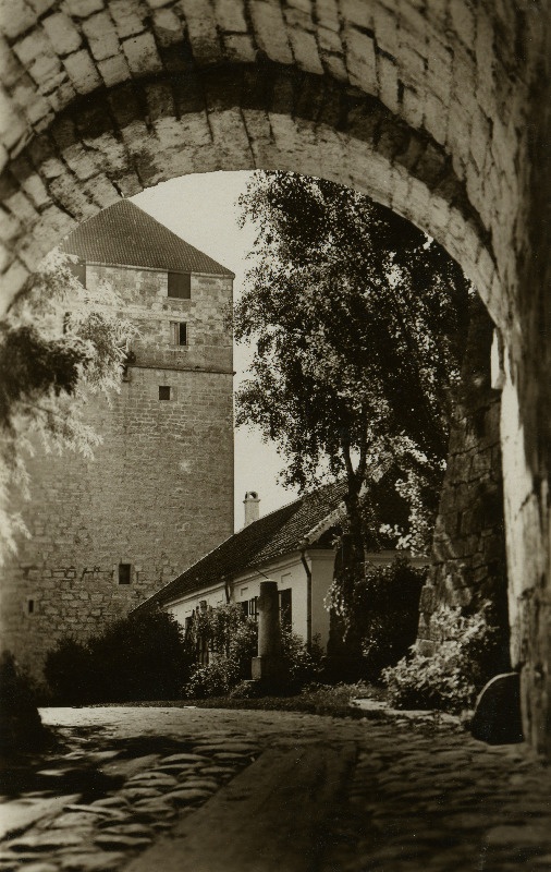 Vaade Kuressaare piiskopilinnuse hoovi.