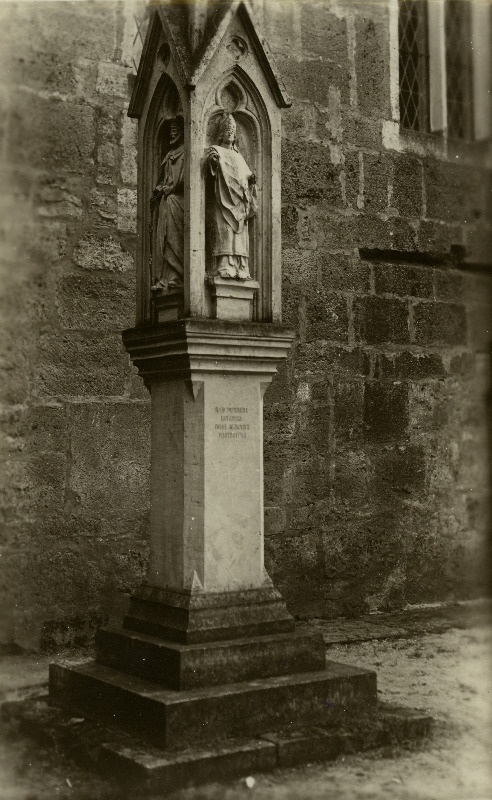 Mälestussammas Kuressaare piiskopilinnuse siseõuel.