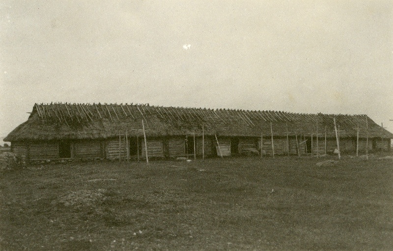 Vahtraste küla kalameeste võrgumajad mere ääres.