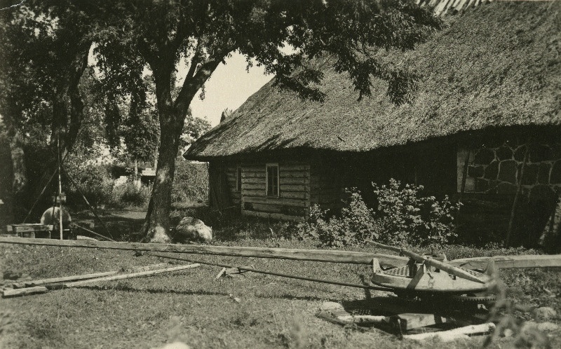 Hobustega veetava rehepeksumasina veovärgi külge ühendatud käiamise värk Sumari talu õuel Koguva külas.