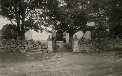 Sissekäik Valjala Martini kiriku aeda.  duplicate photo