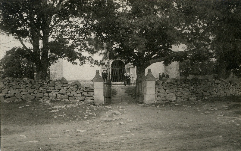 Sissekäik Valjala Martini kiriku aeda.