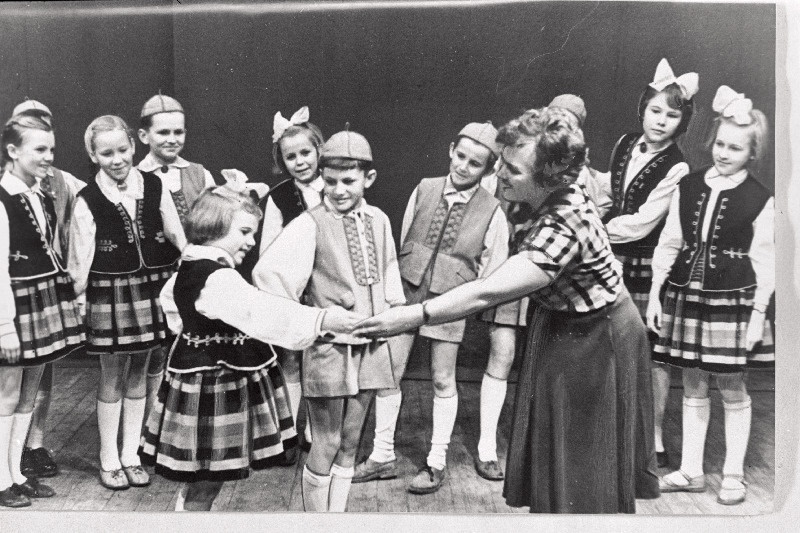 Türi kultuurimaja laste rahvatantsurühm Erna Kaasiku juhtimisel uut tantsu õppimas.