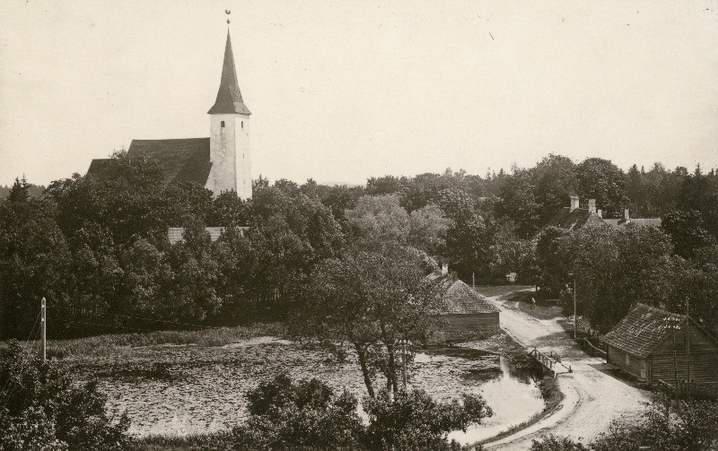 Vaade Suure-Jaani järvele, kirikule ja kirikumõisale.