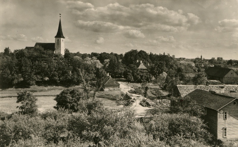 Vaade Suure-Jaani järvele, kirikule ja kirikumõisale.