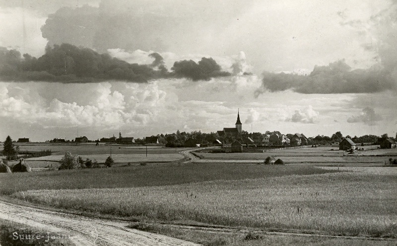 Vaade Suure-Jaani alevile, keskel Suure-Jaani kirik.