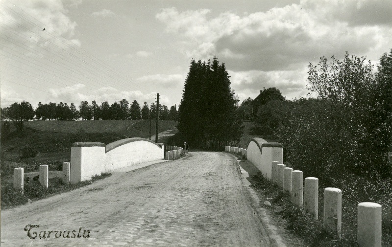Sild Tarvastu Peetri kiriku lähedal.