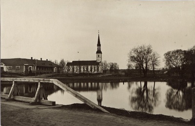 Vaade üle Võhandu jõe paisjärve Räpina Mihkli kirikule ja hobupostijaamale .  duplicate photo