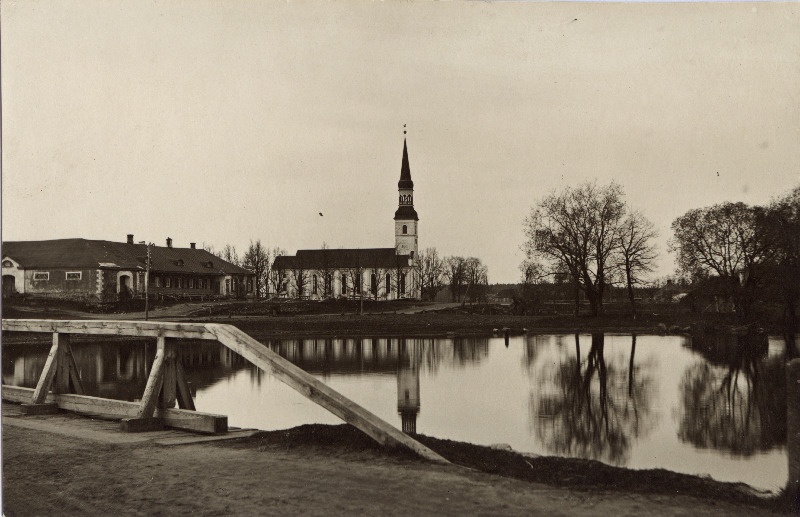 Vaade üle Võhandu jõe paisjärve Räpina Mihkli kirikule ja hobupostijaamale .
