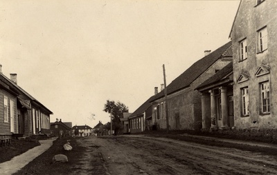 Räpina maantee Võõpsu alevis, vasakul alevivalitsus, paremal 6-kl algkool.  duplicate photo