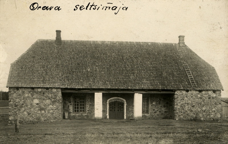 Orava Rahvaharidusseltsi maja, ümberehitatud endisest magasiaidast.