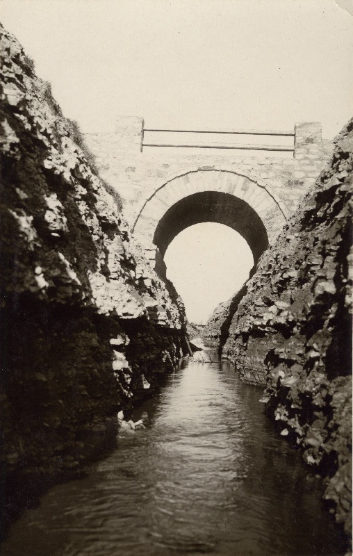 Kraav vee väljajuhtimiseks Riigi Põlevkivitööstuse Kukruse põlevkivikaevandusest.