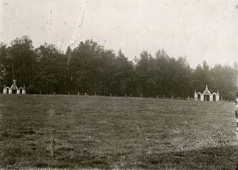 Maarja-Magdaleena aleviku surnuaia väravad.