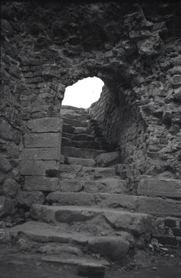 Sissekäik Villu keldrisse Viljandi ordulinnuses.  duplicate photo