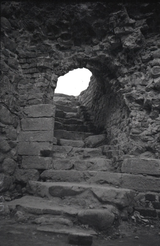 Sissekäik Villu keldrisse Viljandi ordulinnuses.