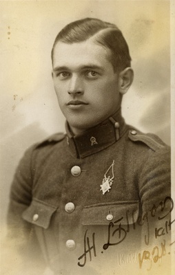 Sõjaväe Ühendtud Õppeasutuste kadett Aleksander Lillefors (Aleksander Kaljuste).  duplicate photo