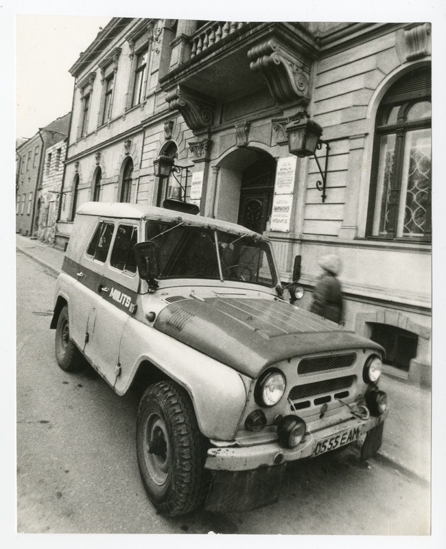 Pärnu. Miilitsa auto pargib Rüütli tänaval 1990.a.