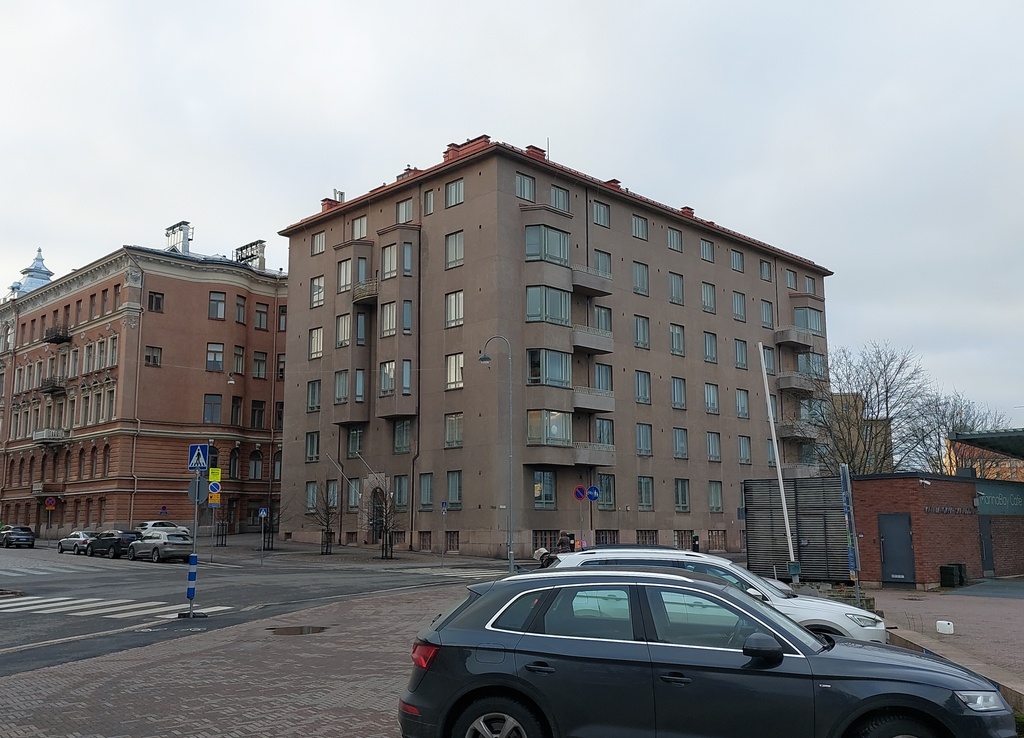 Satamakatu 4, 2. Numeron 4 seinässä Maakauppiaitten Lyhyttavara Oy:n kyltti. rephoto