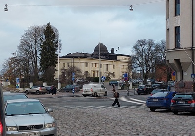 Katajanokka. Keskellä Katajanokan upseerikerho, Laivastokatu 1. Vasemmalla huoltoasema. Oikealla Laivastokatu 2. - Satamakatu 11. rephoto