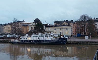 Katajanokka, pohjoisrantaa. Laivastokatu 1. Keskellä Katajanokan kasino (Upseerikasino), Taustalla Laivastokatu 2, 4, 6, 8, 10, 12. Laiturissa Merenkulkuhallituksen tarkastusalus s/s Eläköön. rephoto