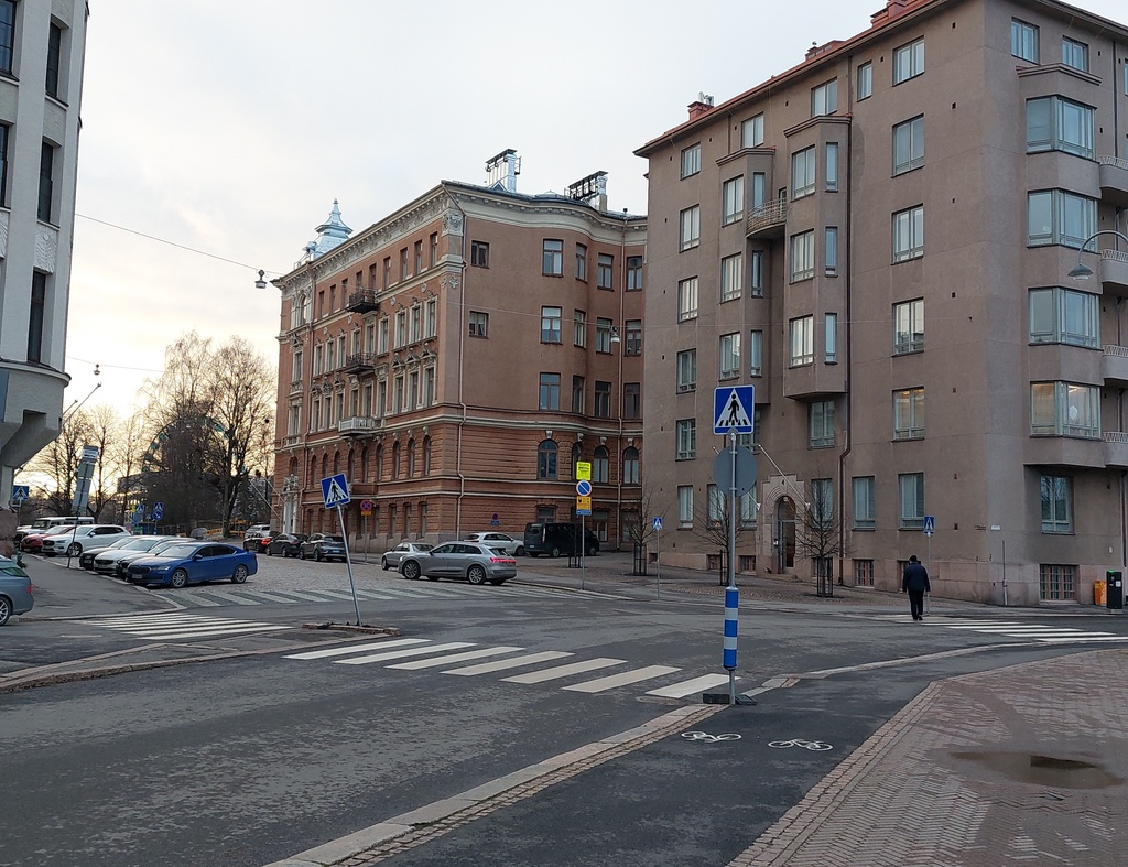 Satamakatu 2, vasemmalla Satamakatu 9. Takana Uspenskin katedraali. rephoto