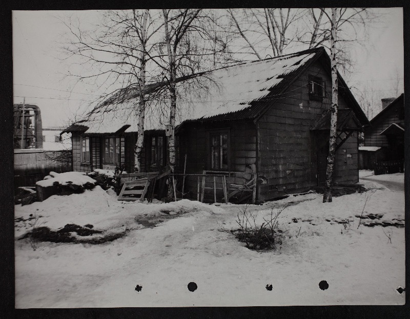 Vaade Tartus asuvale endisele vene sõjaväe linnaosale, esiplaanil lagunenud ja räämas maja