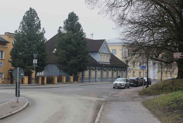 TÜ juubelipidustused 1982a. Kingissepa tn Tartus, viimane maja TÜ võimla. rephoto