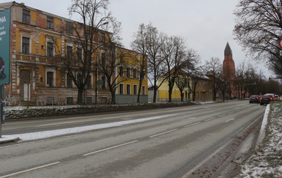 Riga mnt view. On the left, Riga mnt 37, away from the church of Paulus.  Tartu, 1998. Photo Aldo Luud. rephoto