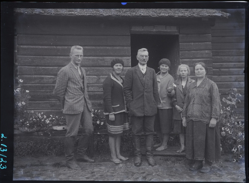 Otto Puuman (Ott Puuraid) (vasakul) muinsusretkel talupere külalisena.