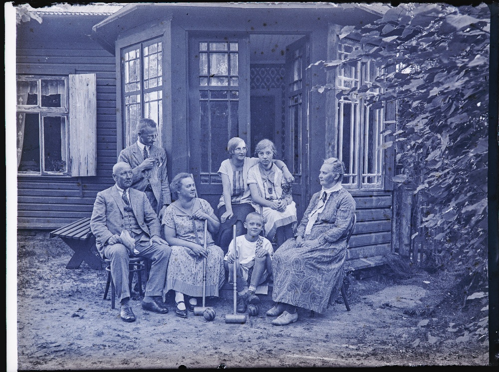Suvitajad [Rannamõisas]. Vasakul seisab Otto Puuman (Ott Puuraid).