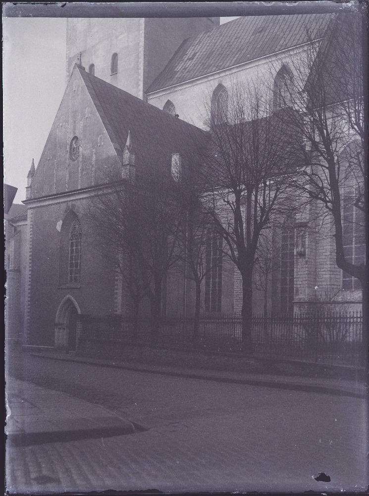 Oleviste kiriku lõunakabeli välisvaade.